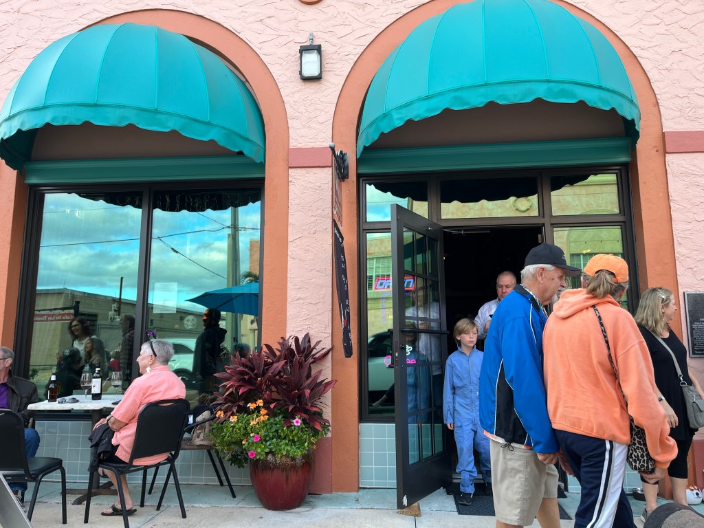 🌴 Wine Bar: No Tricks and All Treats at Venice Wine & Coffee!&nbsp;🍷☕️